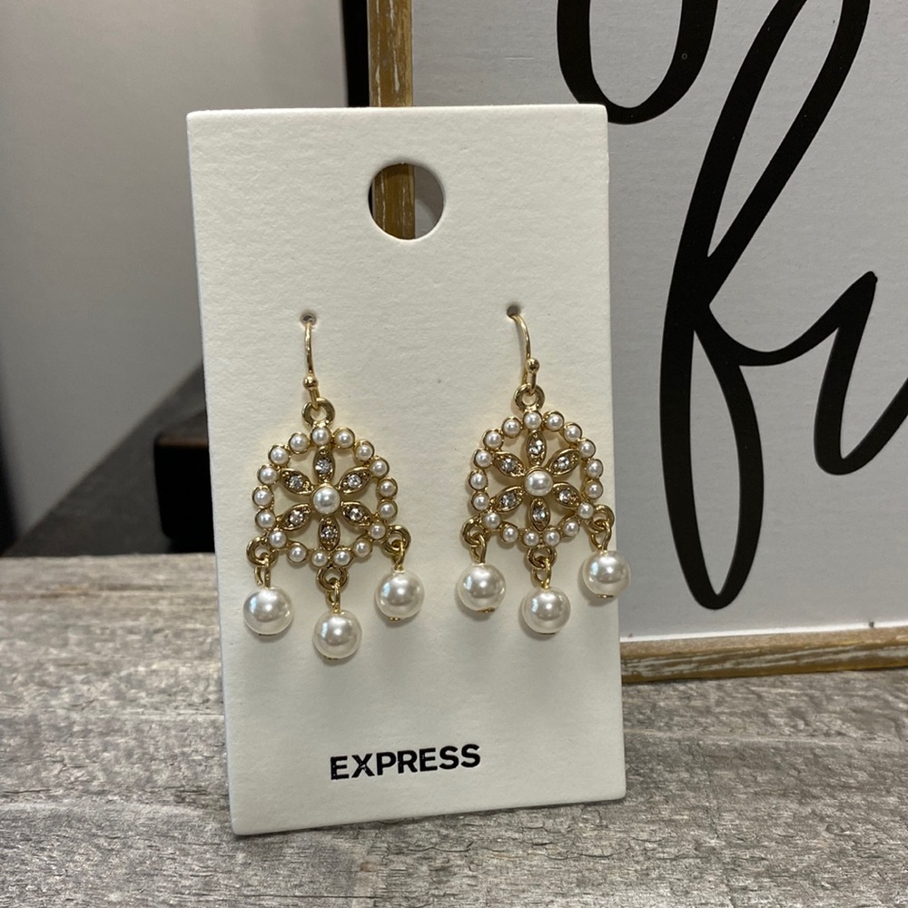 Beautiful Express NWOT Gold Tone Faux Pearl Chandelier Earrings!